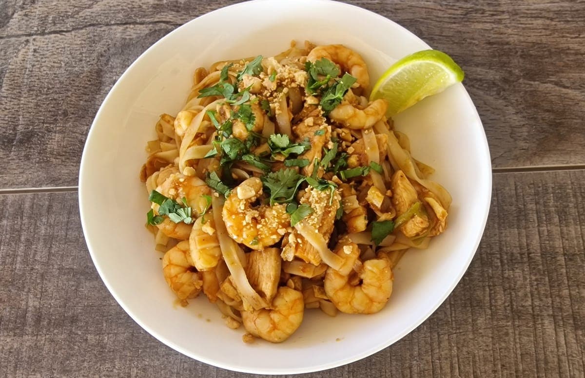 Pad thai with chicken and prawns