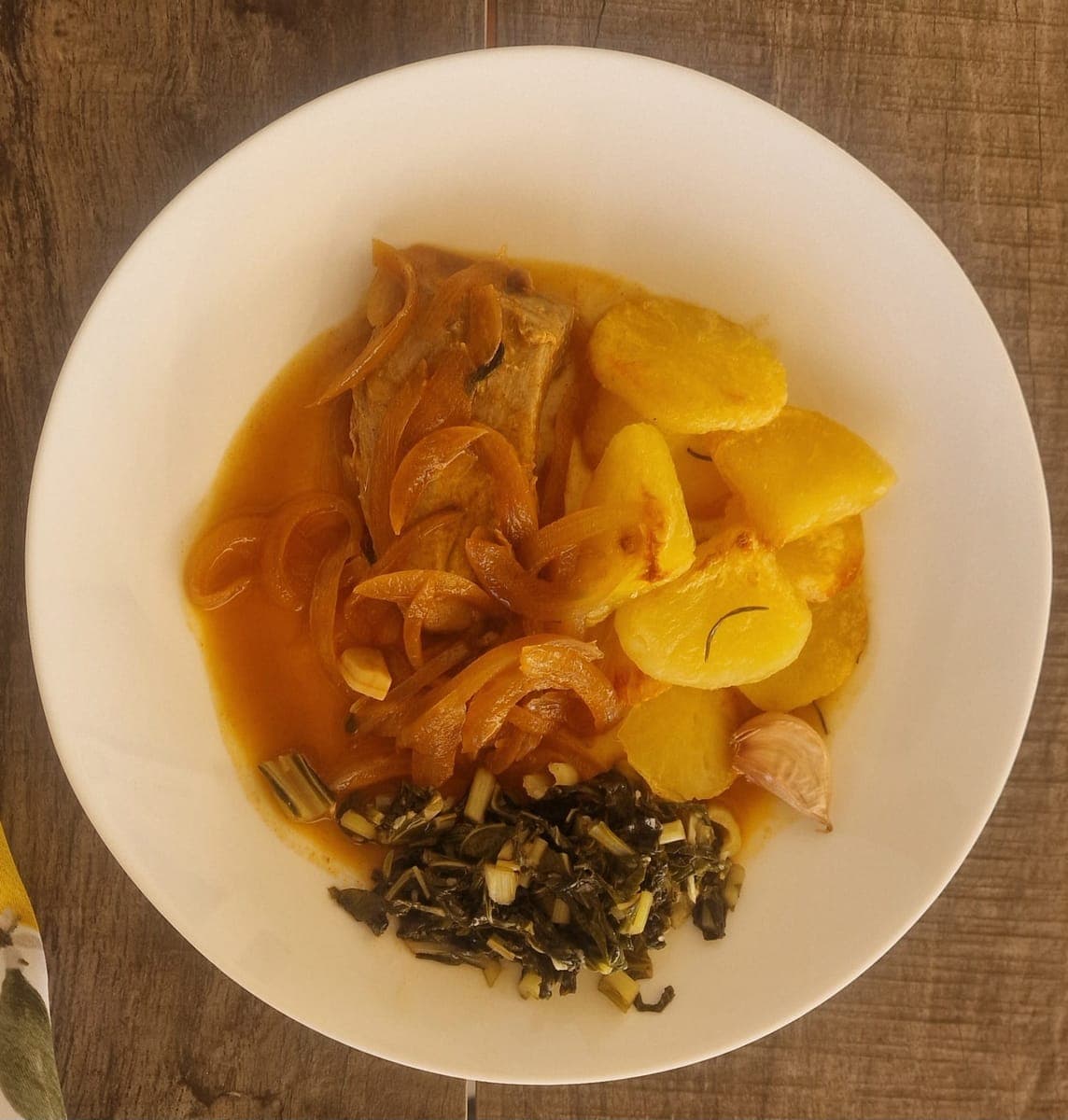 Tender tuna with onion sauce, Swiss chard and sautéed potatoes