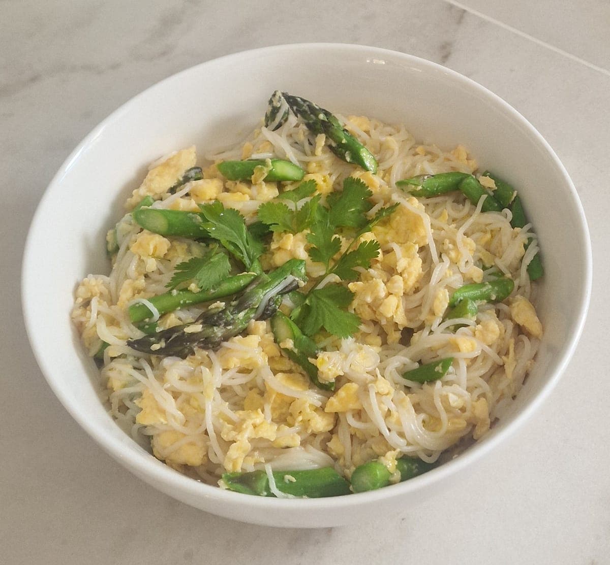 Thai rice noodles with egg and asparagus